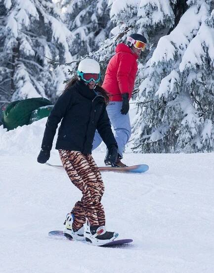 Snowboarďáci v akci: Podívejte se, jak manželé Prachařovi řádili v třeskutých mrazech na sjezdovce