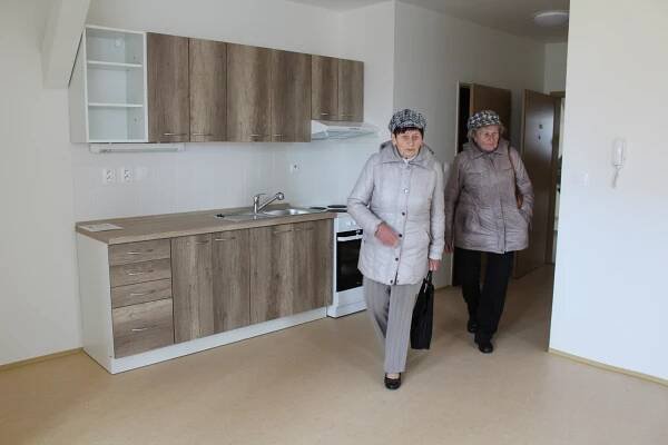 Světlé prostorné byty čekají na seniory v novém pečovatelském domě