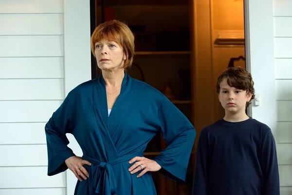 Resurrection - Revelation - Z filmu - Frances Fisher, Landon Gimenez