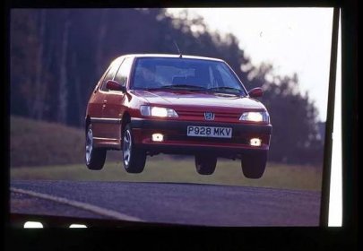 Na trh vstoupil 18. února 1993 v pětidveřovém provedení, od podzimu byl k dostání také jako třídveřový. V roce 1994 do nabídky přišel sedan a také kabriolet (poslední Peugeot tohoto typu, montovaný v Itálii u společnosti Pininfarina), kombi Break dorazilo v roce 1997 v rámci faceliftu. Zdroj: Peugeot