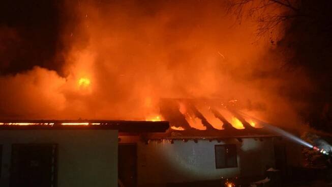 Na koupališti v obci Libčice nad Vltavou shořela restaurace, škody půjdou do milionů
