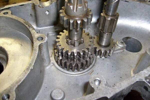 Vložení 20z převodového kola druhého stupně do motoru Jawa 20