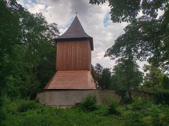 Devět heverů zvedalo hradeckou zvoničku, památku se povedlo zachránit