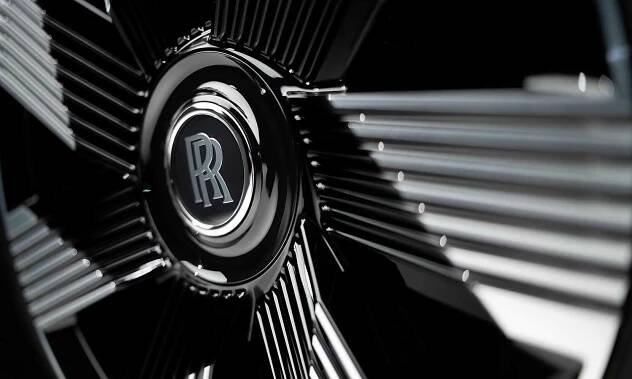 Rolls-Royce také opustí v roce 2030 spalovací motory