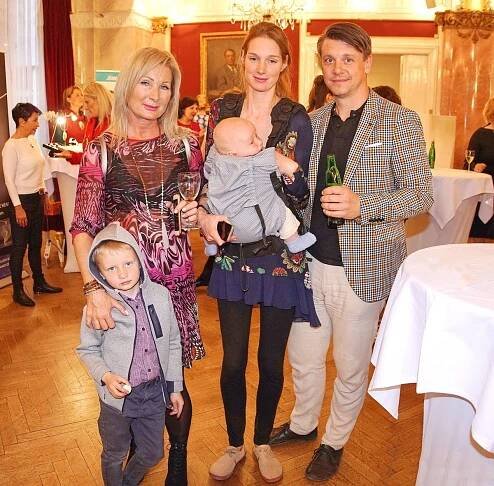 Dcera Nálepkové poprvé na veřejnosti s pětiměsíčním synem! Před všemi ho nakojila