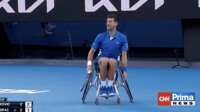 slavný Novak Djokovič, který si sám vyzkoušel, jak těžké je hrát tenis na vozíku. 