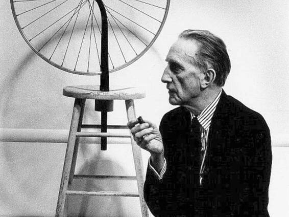 Marcel Duchamp na fotografii s replikou Kola bicyklu, 1963. Foto: Julian Wasser. Repro: hunterartmagazine.com
 (Obr. 13)