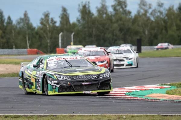 Obří stroje, nehody a hlavně pořádná podívaná. Most zažil závody tahačů, formulí i NASCAR