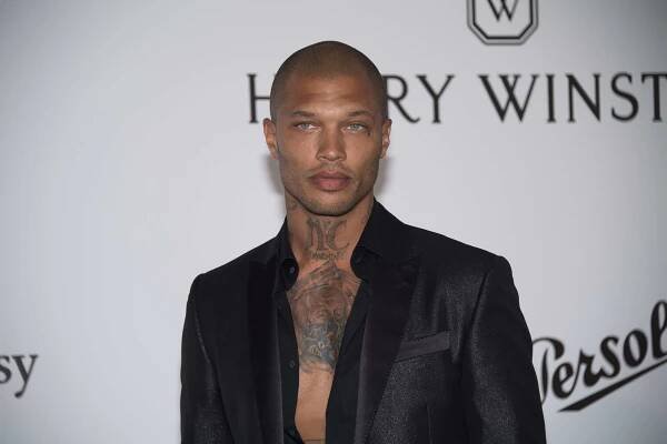 Nejkrásnější zločinec světa: Jeremy Meeks byl členem gangu a skončil ve vězení, přesto se stal idolem. Temná minulost mu pomohla ke slávě