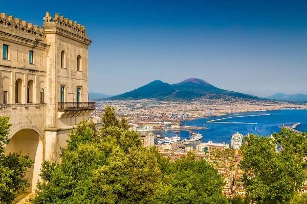 Stáhnout - Malebná pohlednice s výhledem na město Neapol (Napoli) s proslulou hora Vesuvius na pozadí kláštera Certosa di San Martino, Campania, Itálie. — Stock obrázek