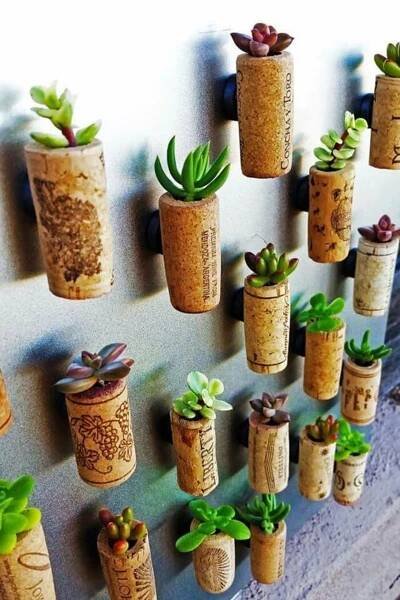 Netradiční dekoraci třeba na lednici můžete vytvořit z korkových špuntů od vína. Pinterest
