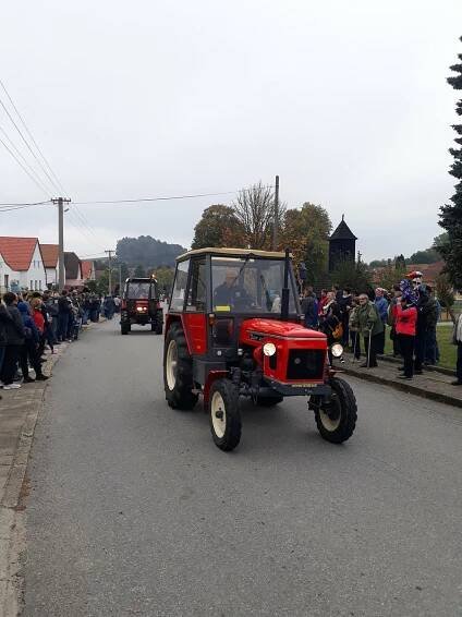 VIDEO: Jede traktor, je to Zetor. V Třeštici na návsi vrčeli plechoví miláčci