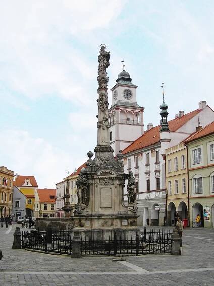 Barokní Mariánský sloup uprostřed náměstí