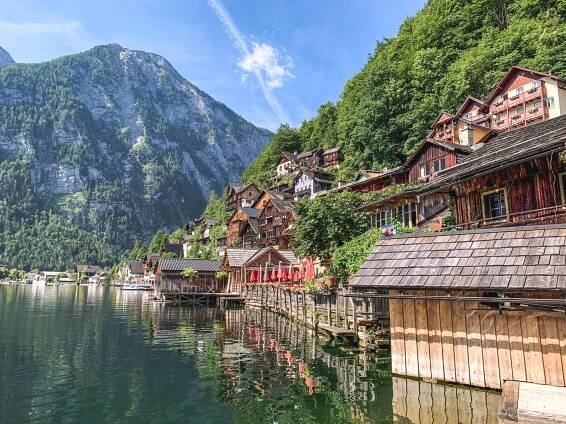 Hallstatt, an idyllic alpine village overwhelmed by mass tourism - Wanderlust Ale