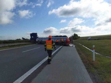 Převrácený náklad z kamionu přetnul oba jízdní pruhy dálnice D1 u Ivanovic