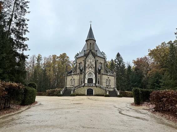 U hrobky v Třeboni lidé vzpomínají na knížete. Pohřben bude ale zřejmě na Orlíku