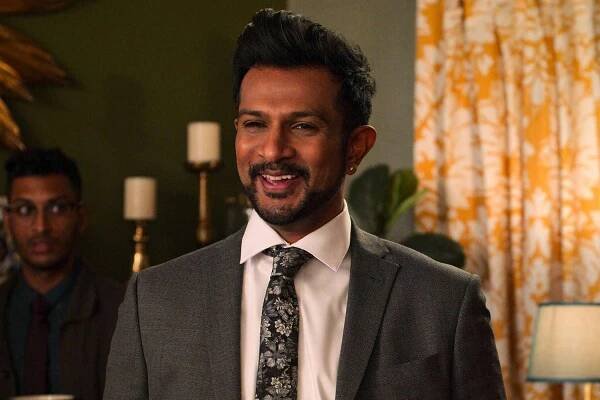 Utkarsh Ambudkar as Manish Kulkarni, Richa Moorjani as Kamala in episode 302 of Never Have I Ever.