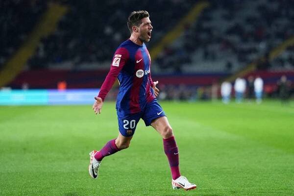 Almería Barceloně zatápěla, Xaviho družinu uchránil od další ztráty Roberto