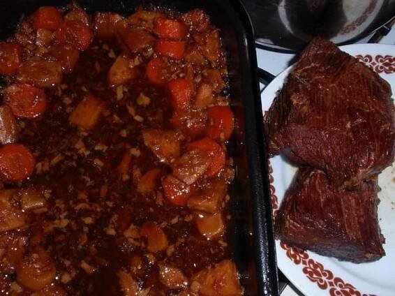 Cikánská pečeně na víně s kořenovou zeleninou