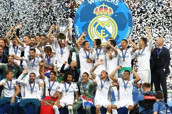 Kyjev, Ukrajina - 26. května 2018: Hráče Real Madrid slaví své vítězství 2018 Ligy mistrů Uefa po finální zápas proti Liverpoolu na Nsc Olimpijskyj stadionu v Kyjevě na Ukrajině — Stock obrázek