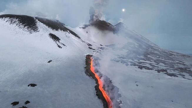 Obrazem: Etna předvedla přírodní divadlo. Žhavá láva tančí na sněhu