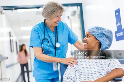Sestra bere pacienta na zotavení po ambulantním chirurgickém zákroku - Bez autorských poplatků Operace Stock fotka