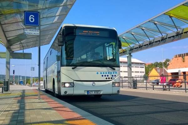 Integrovaná doprava kraje přinese lidem výhody jako třeba bezhotovostní platby - ZLIN.CZ