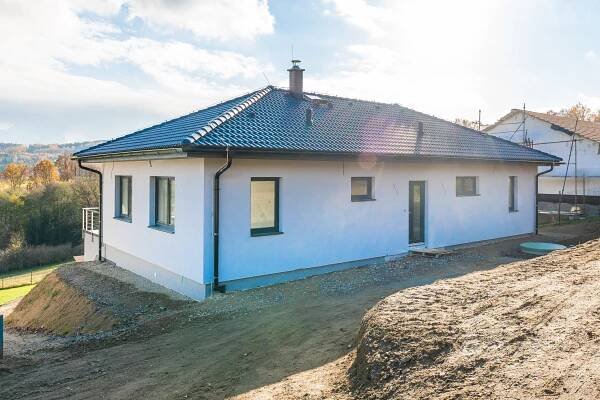PRODÁNO – Nízkoenergetická novostavba rodinného domu 4+kk v Postupicích u Benešova - Next Reality Exclusive