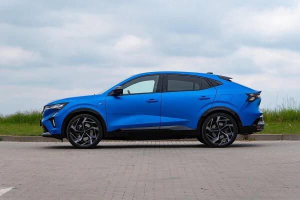 Pozor, neplést s BMW! Vlajkový Renault Rafale vypadá úžasně, navíc zlevnil o 130 tisíc. Stačí překousnout jediný kompromis