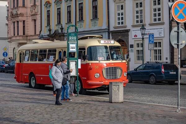 RETRO: Babička tramvaj a děda autobus. Veterány městské dopravy zase vezly lidi