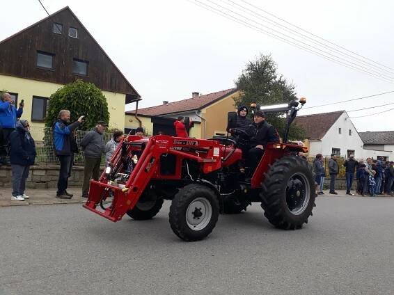 VIDEO: Jede traktor, je to Zetor. V Třeštici na návsi vrčeli plechoví miláčci