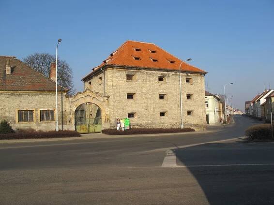 Soubor:Černčice sýpka.jpg – Wikipedie