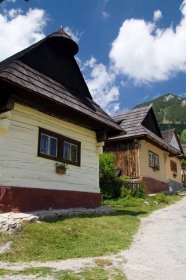 Vlkolínec je historická horská vesnička na Slovensku. Její kořeny sahají už do 10. století - Objevím.cz