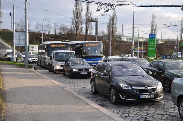 Dopravu v Plzni komplikují opravy na Rokycanské. Hotovo bude za tři týdny