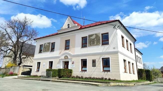 Drahanovice na doporučení statika zavřely školu. Učit se bude v zasedačce