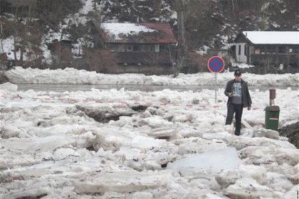 Kry od Černošic u Prahy odnesla voda. Hladiny řek ale mohou dál stoupat