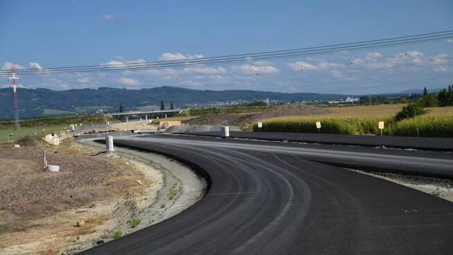 Po šestnácti letech se řidiči dočkali. První úsek dálnice D49 z Hulína do Holešova je v provozu | Zlín