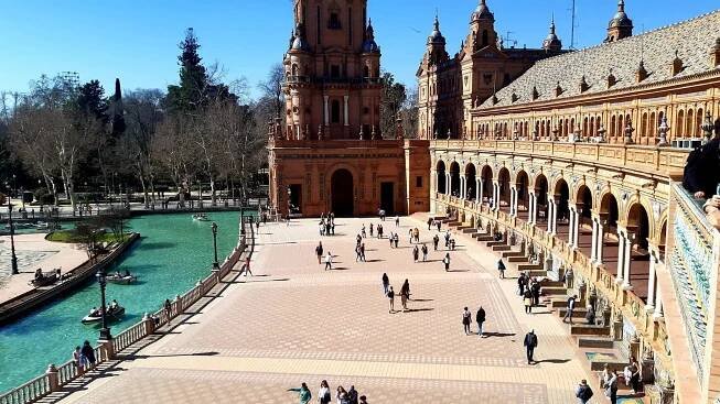Konec levného cestování? Města bojují s nadmírou turistů třeba i odpojováním ubytování od vody
