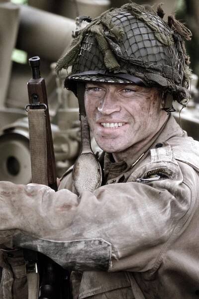 Bratrstvo neohrožených - Den všech dnů - Z filmu - Neal McDonough