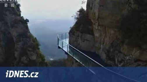 Turisté ječeli hrůzou. Ve 120 m pod nimi začala praskat skleněná lávka - iDNES.cz