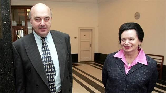 Bývalý ministr financí Ivo Svoboda a jeho poradkyně Barbora Snopková u Vrchního soudu v Praze. (1. února 2005)