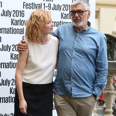 Jiří Bartoška v těsném objetí s Annou Geislerovou 