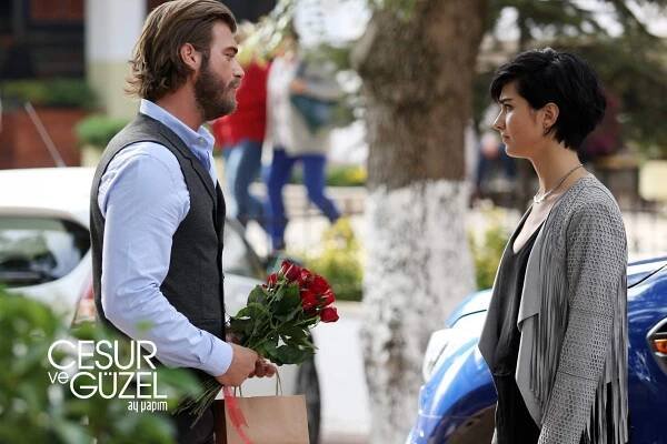 Odvážný a krásná - Epizoda 1 - Z filmu - Kıvanç Tatlıtuğ, Tuba Büyüküstün