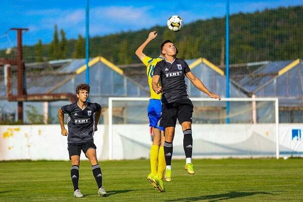 5. kolo FORTUNA divize A: SK SENCO Doubravka (na snímku fotbalisté ve žlutých dresech) - Spartak Soběslav 3:1.