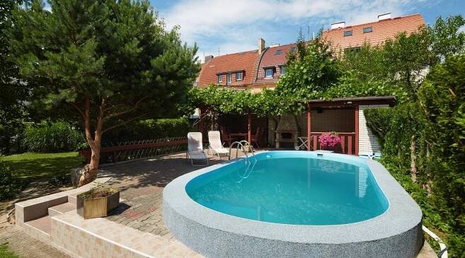 Private garden with swimming pool