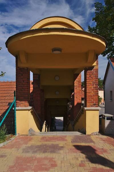 Soubor:Kryté schodiště u kostela, Svitávka, okres Blansko.jpg