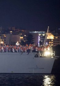 Loď Ocean Viking s více než 80 migranty smí zakotvit v Itálii