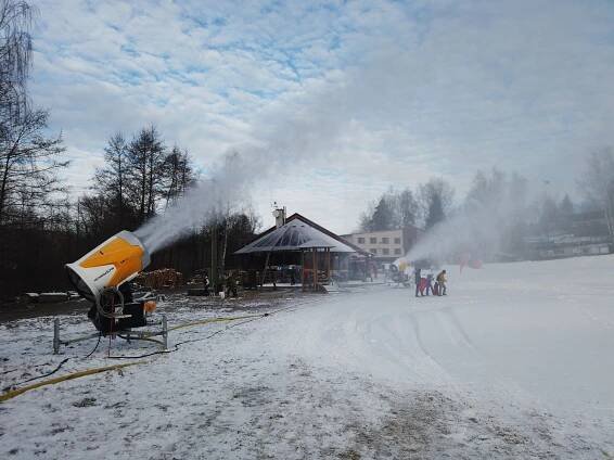 Ski areál v Hlinsku zahájil provoz, první lyžaři jsou už na svahu