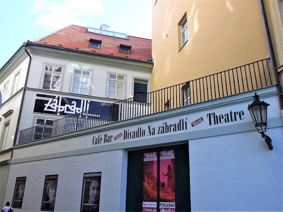 Katolická kolej učňů a jeviště mravoučných tyátrů? Neuvěříte, co pamatuje Divadlo Na zábradlí