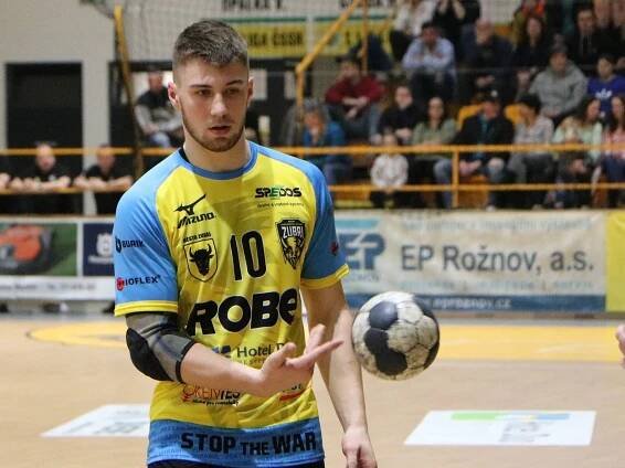 PODÍVEJTE SE. Spanilá jízda házenkářů Zubří, doma roznesli mistra